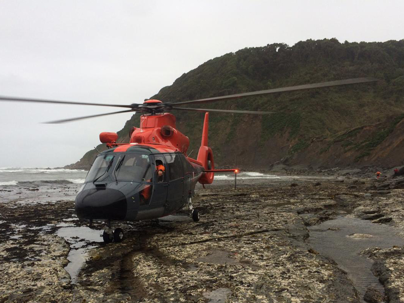 Cuatro pescadores rescatados vivos, uno fallecido y un desaparecido es resultado del operativo de la Armada tras naufragio de embarcación en Chiloé