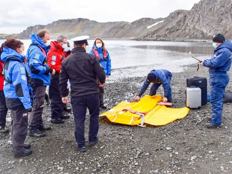 Gobernación Marítima Antártica Chilena efectuó apoyo para evacuación médica pasajero B/P Le Boreal