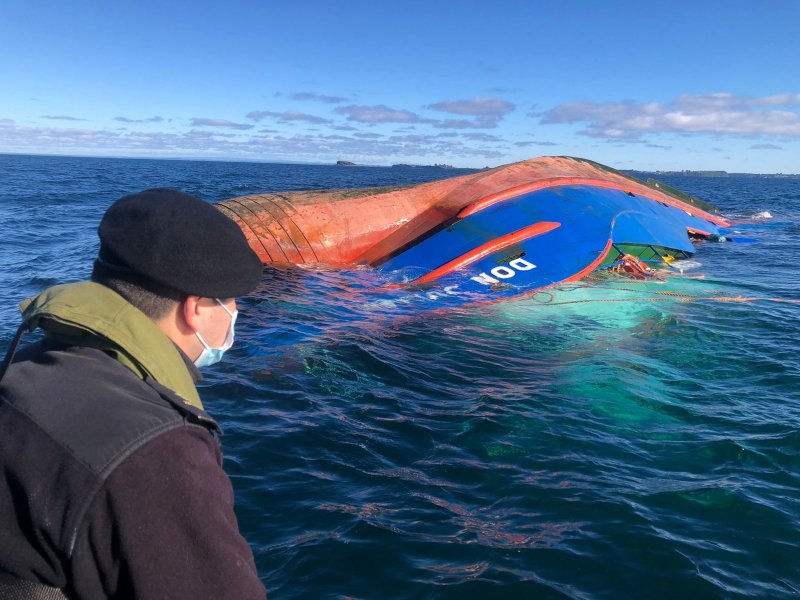 Autoridad Marítima rescata a tripulantes de lancha que volcó en Calbuco