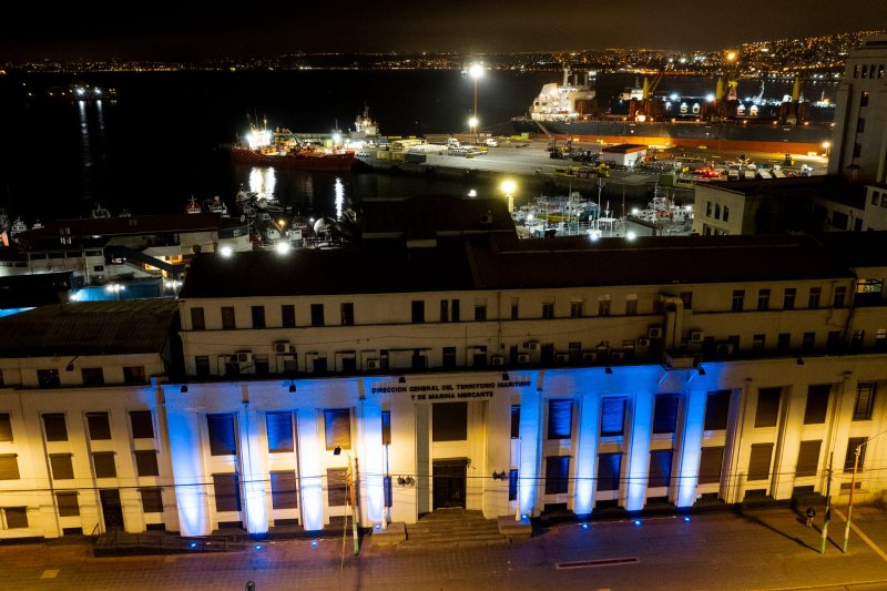 Autoridad Marítima iluminó de azul lugares emblemáticos para celebrar el Día Marítimo Mundial