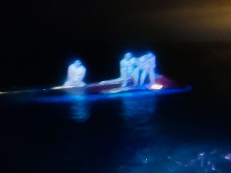 Autoridad Marítima rescata a cuatro personas que en la noche volcaron su embarcación en Iquique