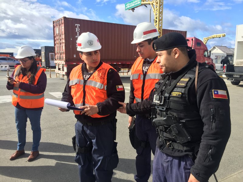 Capitanía de Puerto de Punta Arenas controló proceso de desconsolidado de carga peligrosa junto a binomio canino