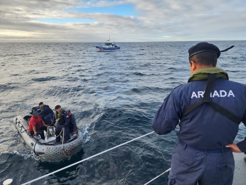 Armada rescató a tripulantes de embarcación que quedó a la deriva por falla mecánica