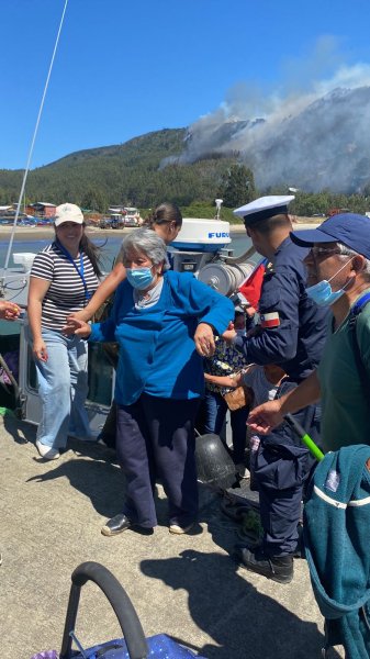 Armada evacuó por vía marítima a residentes de Punta Lavapié debido a voraz incendio