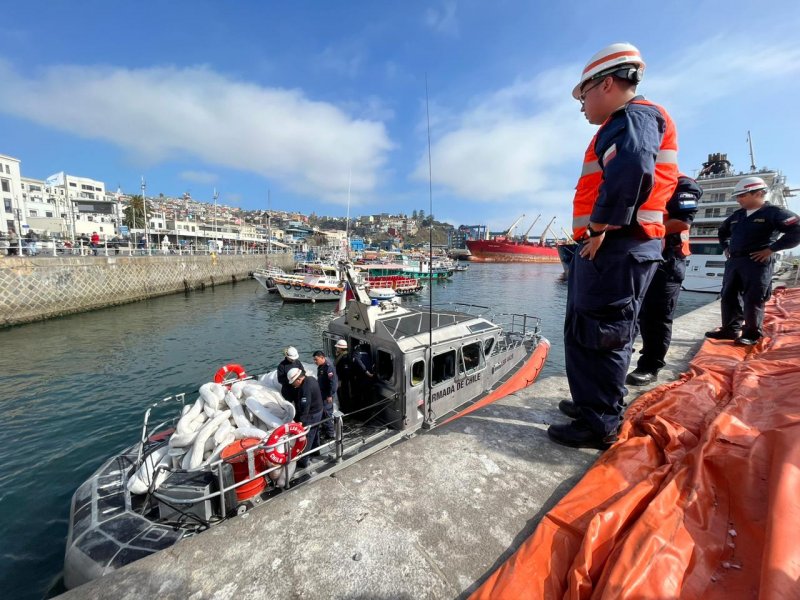 Autoridad Marítima trabajó en la contención de mancha en la bahía de Valparaíso
