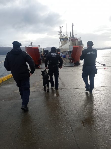 Autoridad Marítima fiscalizó más de cien toneladas de carga en rampa de conectividad de Puerto Williams