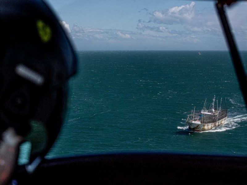 Tercera Zona Naval monitorea flota pesquera extranjera que transita por el Estrecho de Magallanes
