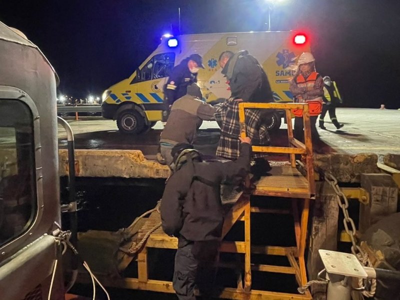 Autoridad Marítima de Puerto Natales efectuó operativo de evacuación médica de tripulante de lancha a motor