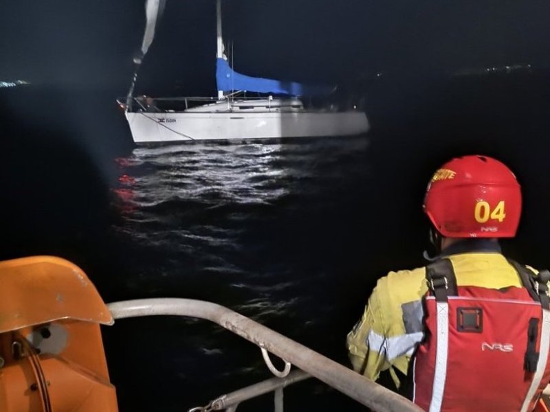 Yate con cinco tripulantes fue remolcado tras quedar a la deriva frente a la costa de Valparaíso