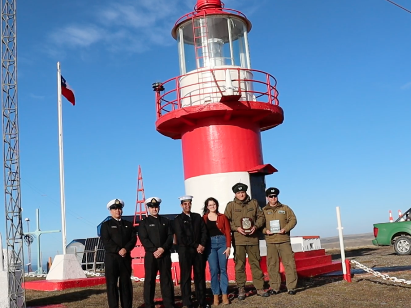 Gobernación Marítima de Punta Arenas entregó reconocimiento a Carabineros de Chile en visita de apoyo operativo a Cabo Espíritu Santo