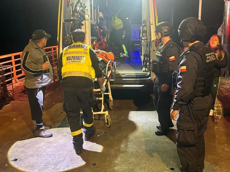 Capitanía de Puerto de Valparaíso y SAMU coordinaron evacuación médica desde embarcación en Caleta El Membrillo