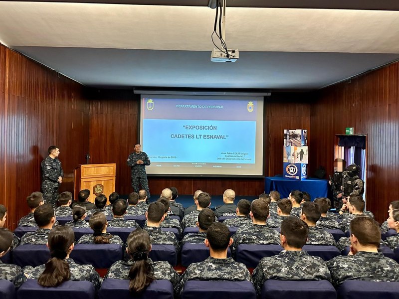 Cadetes de la Escuela Naval se interiorizaron sobre la labor de la Autoridad Marítima