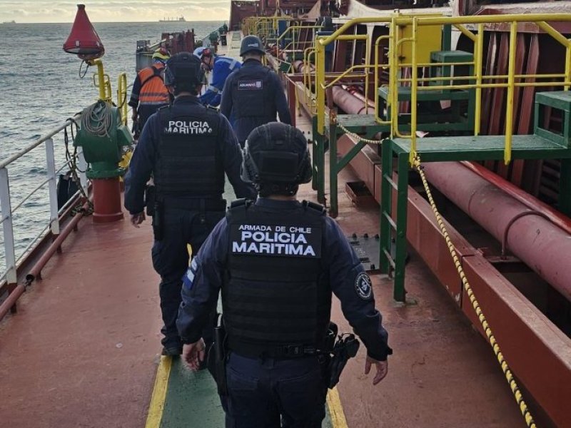 Policía Marítima y Aduanas realizaron revista de fondeo a buque en San Antonio