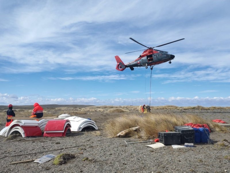 Personal especialista realizó la renovación de tres torres de ayuda a la navegación en Bahía Azul