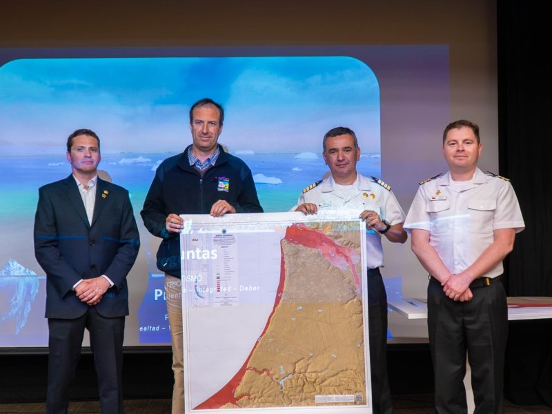 SHOA realiza entrega oficial de nuevas cartas de inundación por tsunami a autoridades de Santo Domingo y San Antonio