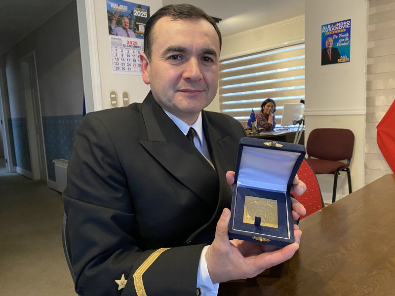 Farero más antiguo en servicio activo de la Armada de Chile recibió reconocimiento del Senado de la República