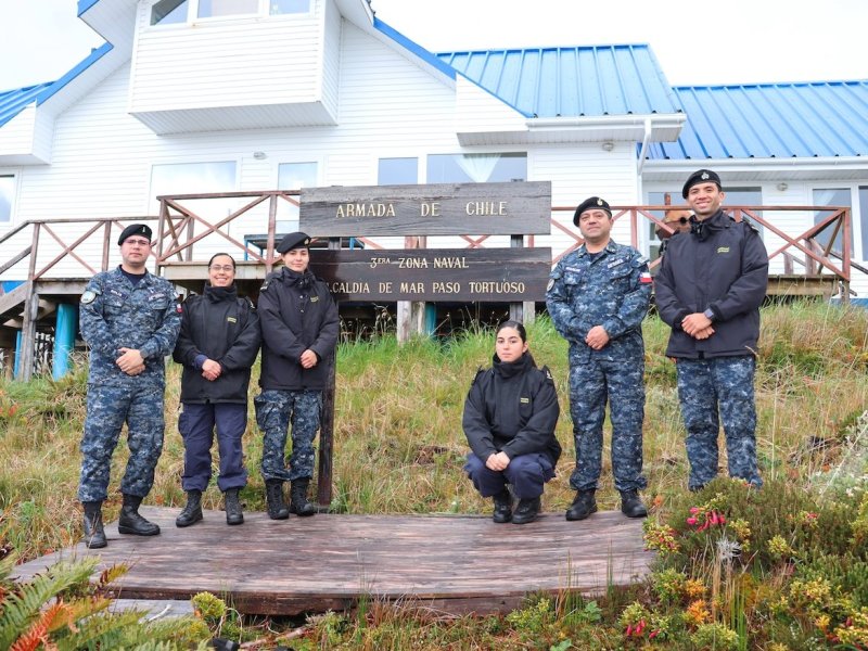 Guardiamarinas Litorales y marineros de Servicio Militar realizaron visita profesional a la Alcaldía de Mar “Paso Tortuso” en el Estrecho de Magallanes