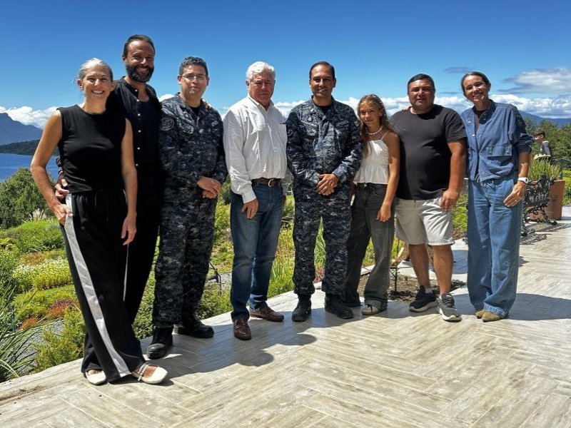 Autoridad Marítima de Valdivia visita a familia que rescató a siete personas en el Lago Ranco