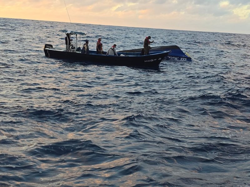 Autoridad Marítima rescata a dos tripulantes de embarcación que volcó en Juan Fernández