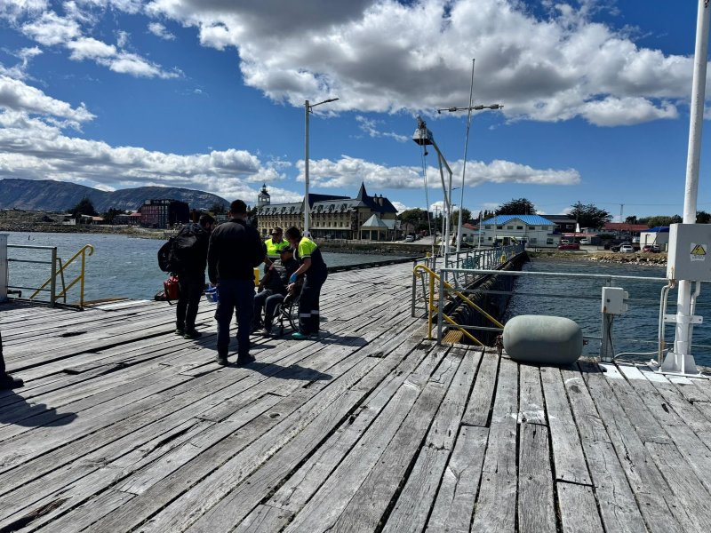 Armada de Chile desplegó amplio operativo durante evacuación médica de paciente desde Puerto Edén a Puerto Natales