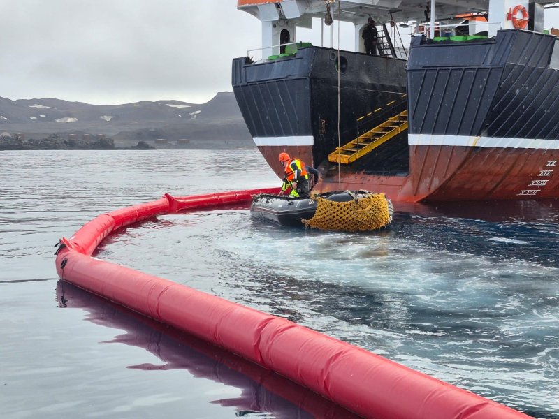 Autoridad Marítima supervisa la ejecución ejercicio de contaminación de la M/N Betanzos en Bahía Fildes, isla Rey Jorge