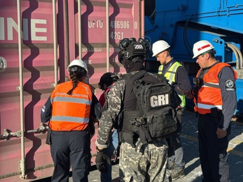 Personal de Policía Marítima y Aduanas realizan revisión de contenedores con carga sospechosa en el Puerto de San Vicente