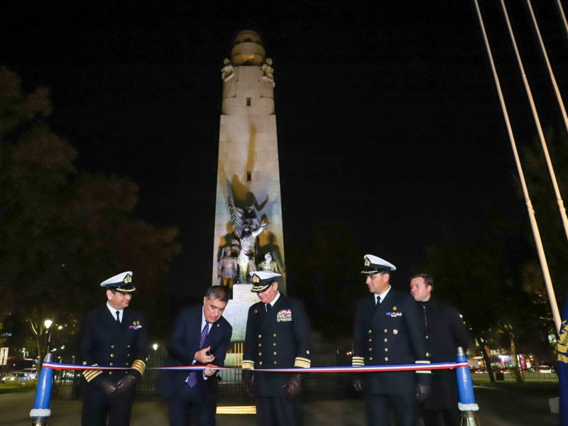 Faro del Monumento a los Héroes de Iquique vuelve a iluminar Santiago tras más de 40 años