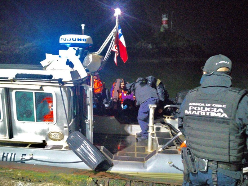 Autoridad Marítima activa operativo de búsqueda y salvamento por acorbatamiento barcaza trehuaco