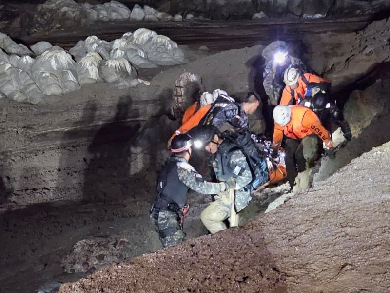 GRI y GOPE rescatan a dos personas atrapadas por remoción de tierra en Iquique
